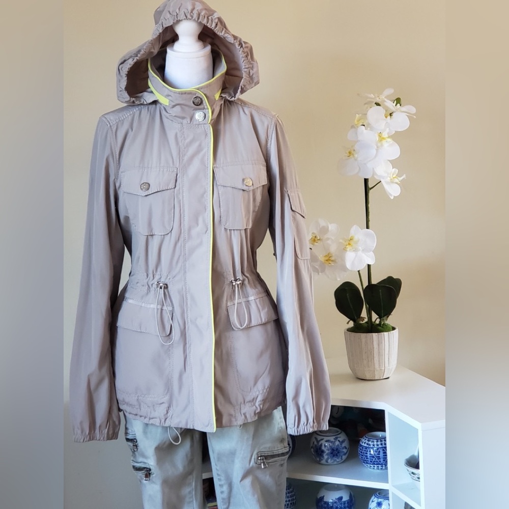 Pre owned VINCE CAMUTO Cinched waist rain jacket in excellent condition